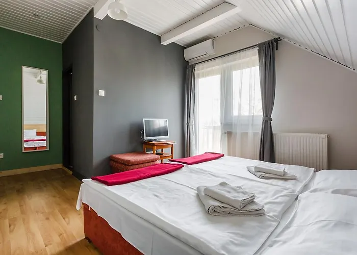 Borbaratok Panzio Konukevi 3*